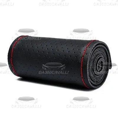 Rivestimento volante auto in pelle traforata nera con cuciture rosse, Da300Cavalli tuning.