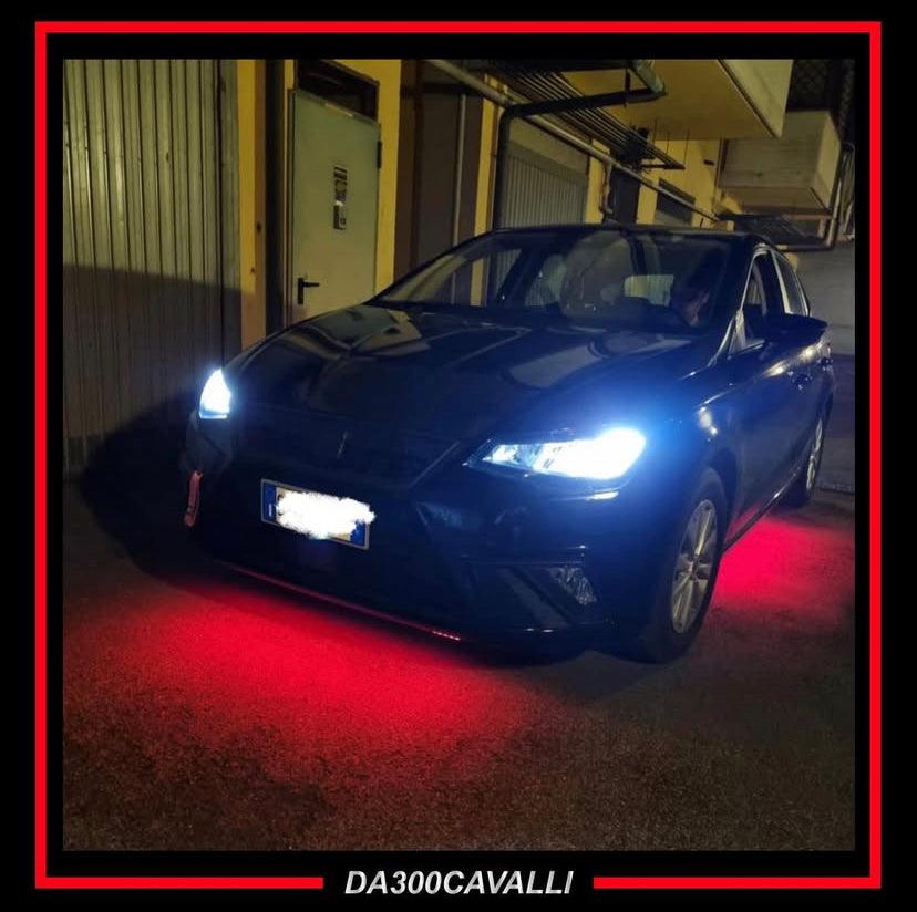 Auto con kit LED sottoscocca rosso acceso Da300Cavalli per tuning, visibile di notte