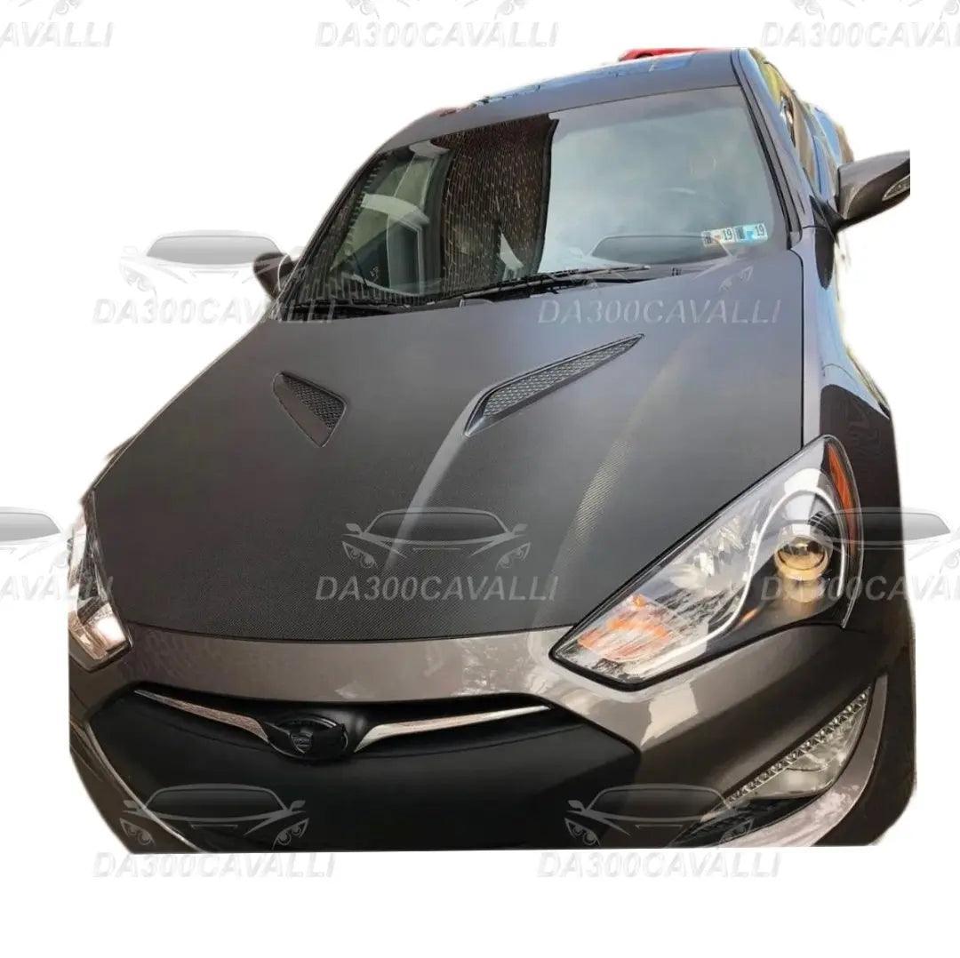 Auto con pellicola wrap 4D fibra di carbonio installata sul cofano, tuning Da300Cavalli.