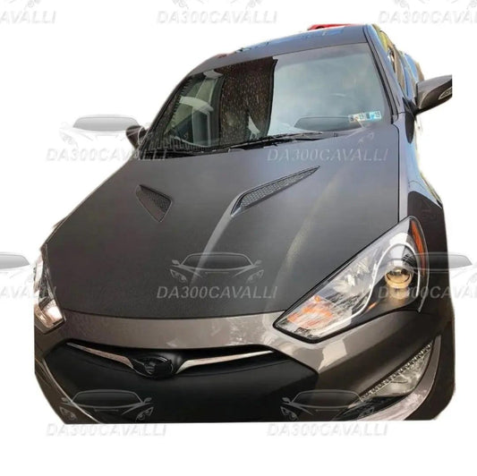 Auto con pellicola wrap 4D fibra di carbonio installata sul cofano, tuning Da300Cavalli.