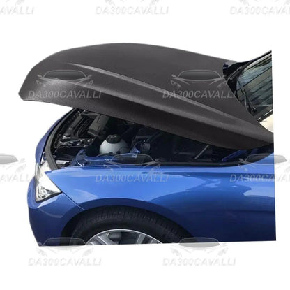 Pellicola wrap 4D fibra di carbonio per cofano auto su carrozzeria blu, Da300Cavalli tuning.