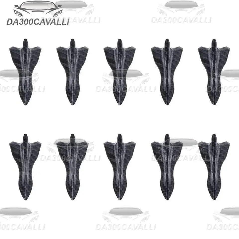 Set di pinnette spoiler per tetto auto in carbonio su sfondo bianco, Da300Cavalli tuning.