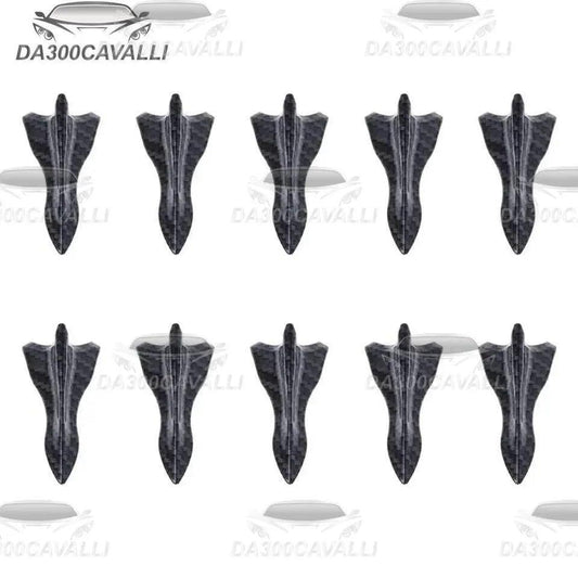 Set di pinnette spoiler per tetto auto in carbonio su sfondo bianco, Da300Cavalli tuning.