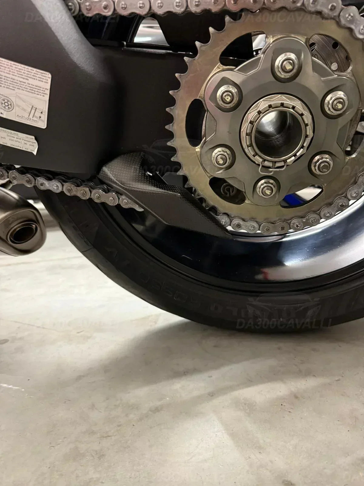protezione-paracatena-fibra-di-carbonio-ducati-panigale-v4-da300cavalli-4 - Da300Cavalli