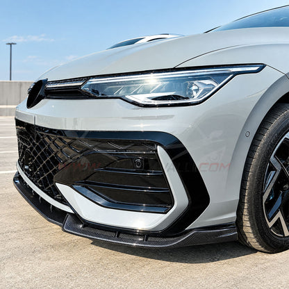Dettaglio splitter effetto carbonio montato sul paraurti della Volkswagen Golf 8.5 GTI