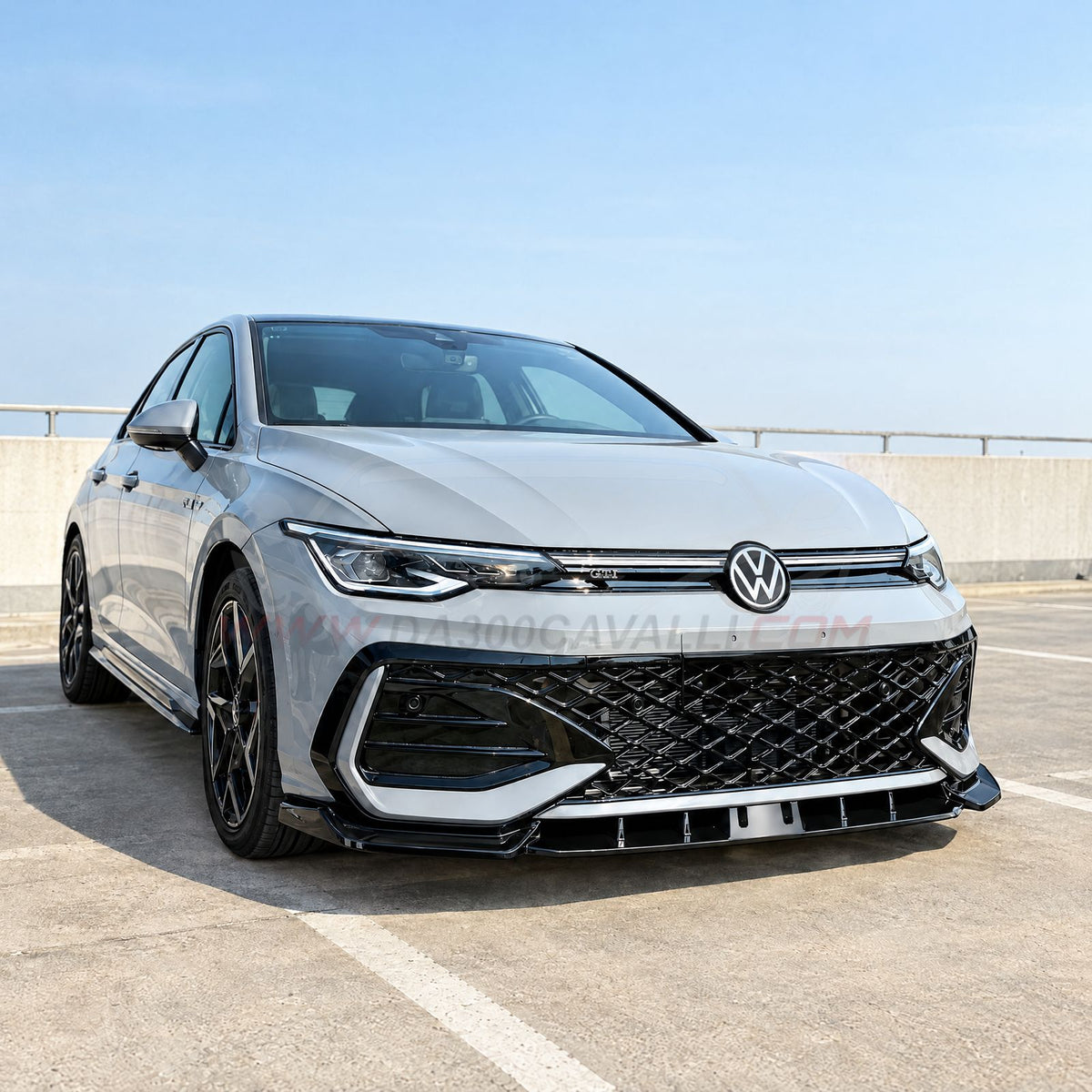 Splitter nero lucido montato su Volkswagen Golf 8.5 GTI dal 2024, vista tre quarti anteriore