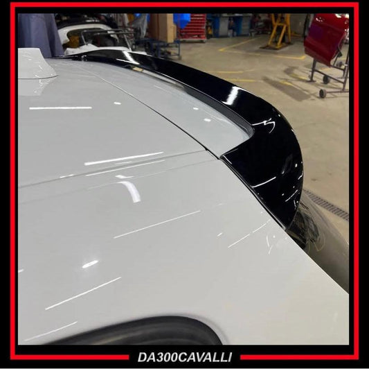 Spoiler nero per BMW Serie 1 F20 F21 2011-2019 installato su cofano bianco, tuning auto Da300Cavalli