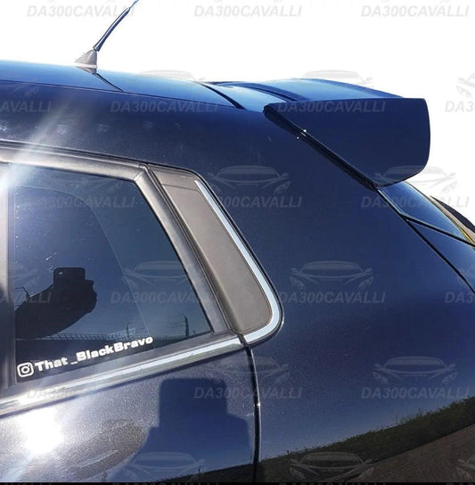 Spoiler posteriore tuning su Fiat Bravo nera, dettaglio laterale, foto Da300Cavalli.