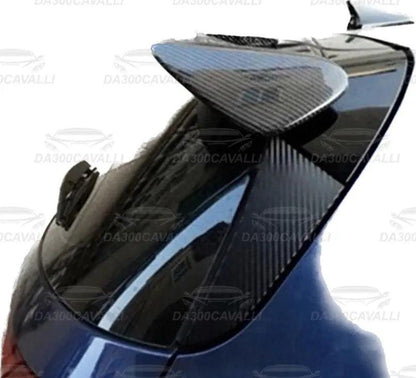 Spoiler carbon look per Hyundai i20 i30 2008-2021 su auto blu, accessorio tuning Da300Cavalli