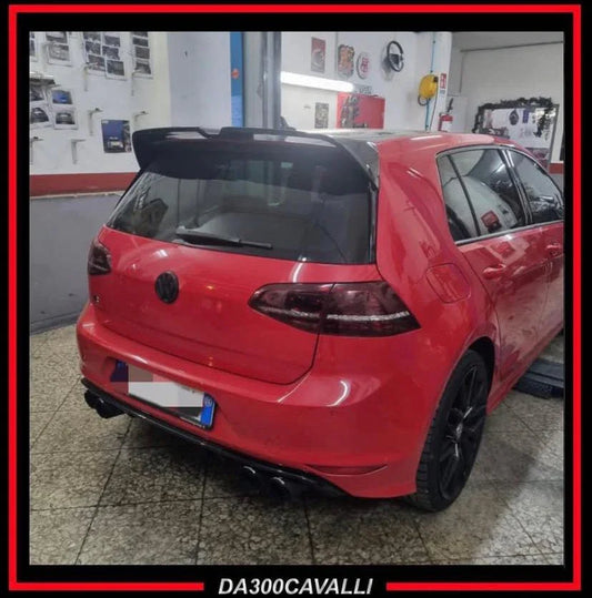 Spoiler Volkswagen Golf MK7 rosso tuning nel garage Da300Cavalli, auto elaborata