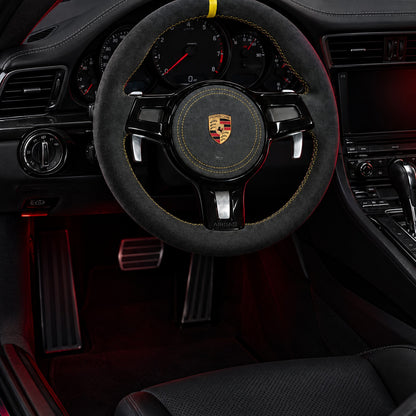 Volante in Alcantara montato nell'abitacolo di una Porsche 911 991