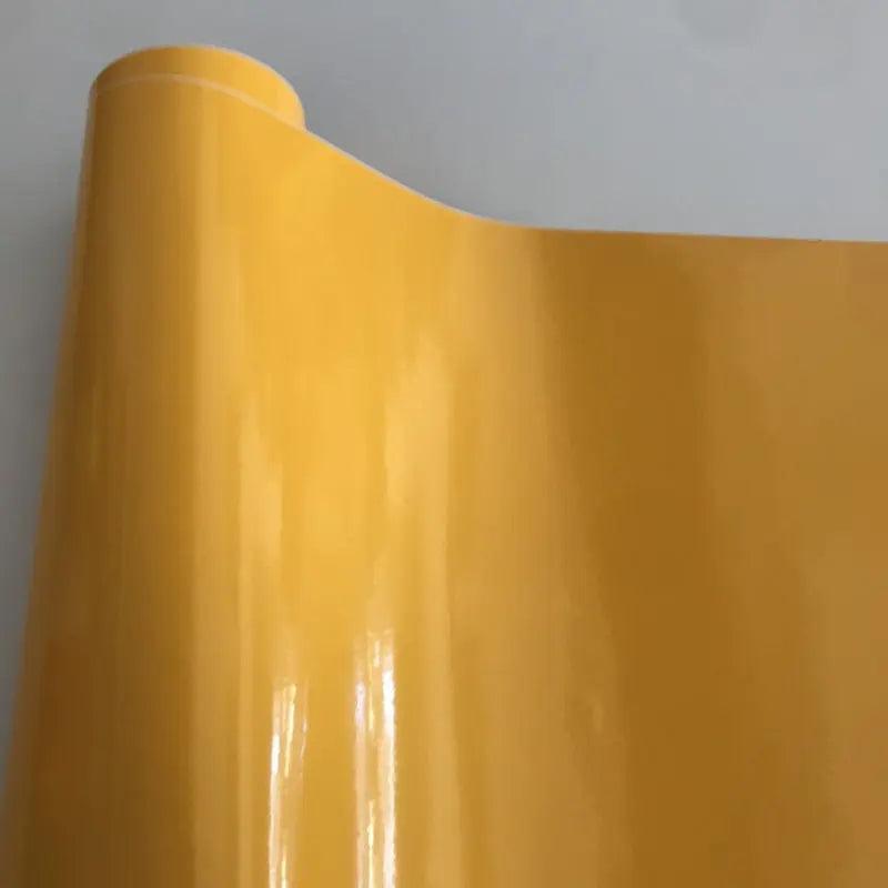 Pellicola wrap gialla lucida per auto tuning Da300Cavalli, dettaglio superficie riflettente.