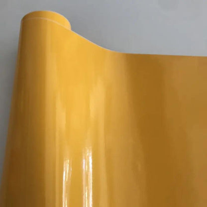 Pellicola wrap gialla lucida per auto tuning Da300Cavalli, dettaglio superficie riflettente.