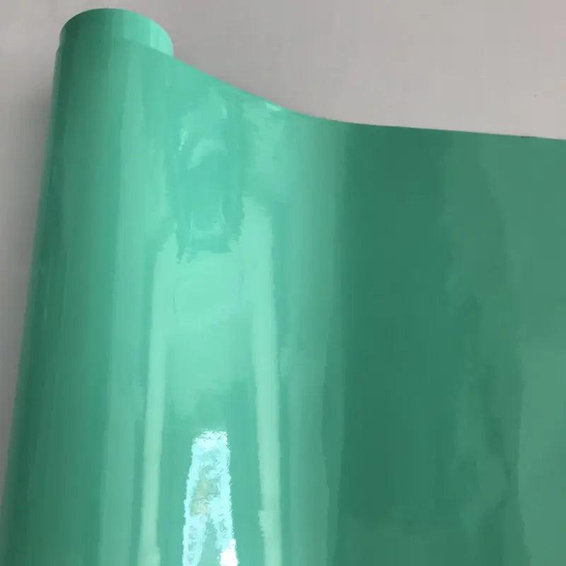 Pellicola wrap verde lucida per auto tuning Da300Cavalli, superficie riflettente.