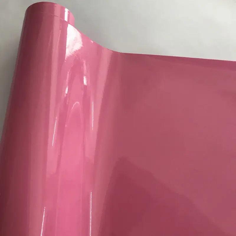 Pellicola wrap rosa lucida per auto tuning Da300Cavalli, rotolo su sfondo chiaro
